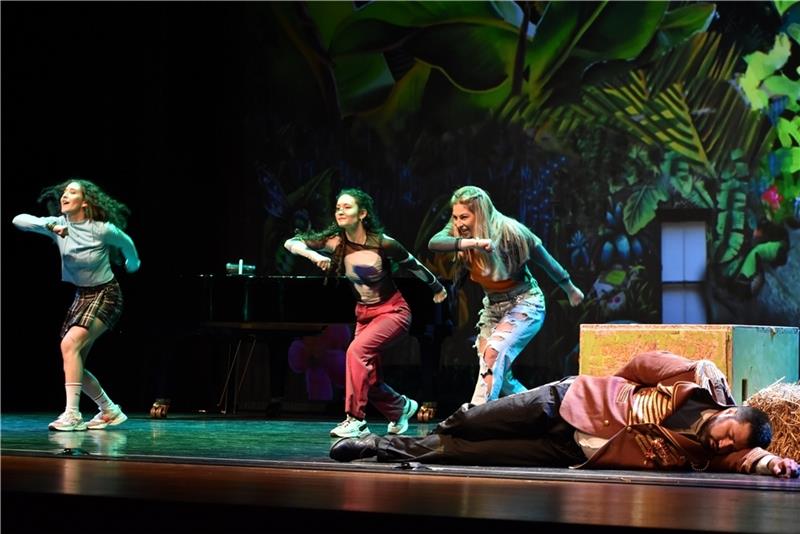 Stadeum-Publikum feiert rappenden Papageno Zu den klassischen Arien gibt es moderne Tanzeinlagen.