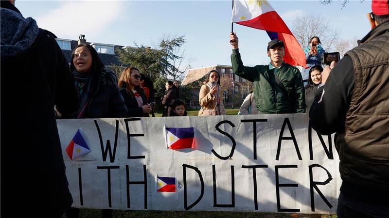 Zu den sieben Beschuldigten, die derzeit in Haft sind, zählt der ehemalige philippinische Präsident, Rodrigo Duterte. Dessen Anhänger demonstrieren regelmäßig in Den Haag. (Archivbild)