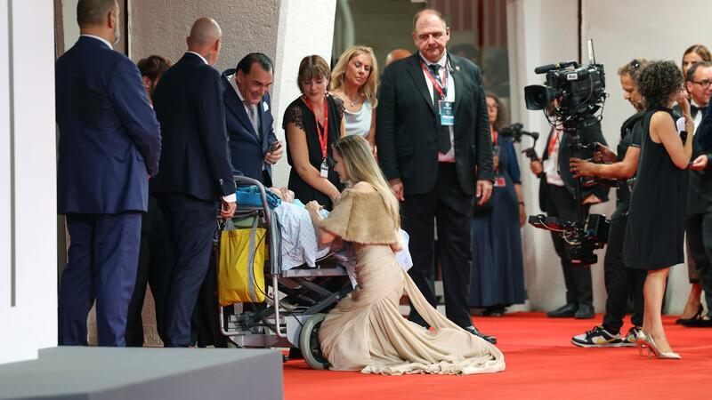 Nicole Kidman und Angelina Jolie begrüßen besonderen Fan Zu der Begegnung kam es vor der Premiere von Angelina Jolies neuem Film.