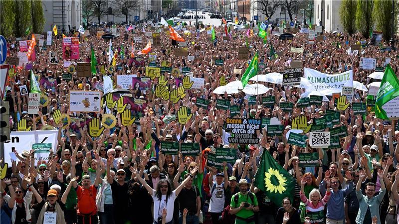 Zu der Kundgebung in München hatten der Bund Naturschutz in Bayern, Fridays For Future, Greenpeace und das Umweltinstitut München aufgerufen.