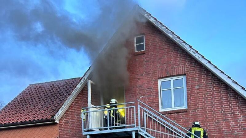 Zu einem Wohnungsbrand in Hamelwördenermoor wurden drei Kehdinger Wehren am Sonnabend gerufen.