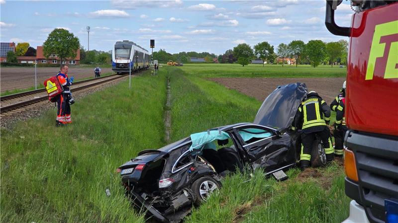 Zu einem schweren Unfall ist es an einem unbeschrankten Bahnübergang in Osnabrück gekommen.