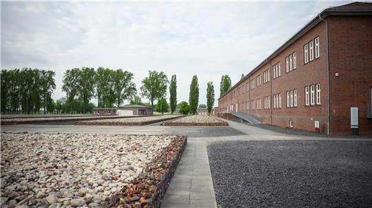 Zu einer Gedenkfeier zum 80. Jahrestag des Kriegsendes wird der scheidende Bundeskanzler Olaf Scholz in der KZ-Gedenkstätte Neuengamme erwartet. (Archivbild)