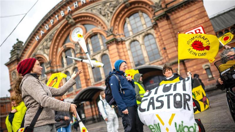Mini-Protest gegen Atommüll-Transport in Bremen Zu einer Protestversammlung gegen Atomkraft und den geplanten Castor-Transport durch Deutschland haben sich Menschen in Bremen versammelt.