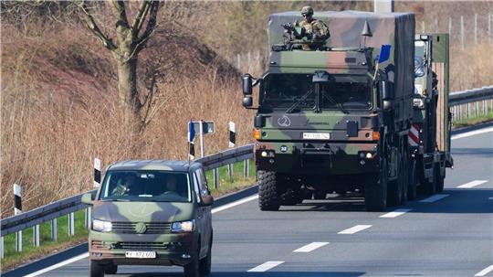 Zu einer Übung der Panzerbrigade 21 rollen mehrere Konvois der Bundeswehr am Wochenende in die Lüneburger Heide. (Archivbild)