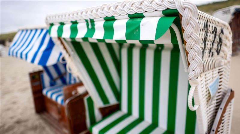 Zu erkennen sind die neuen Strandkörbe, die aus nachhaltigen Materialien hergestellt wurden, an der grünen Polsterfarbe. 