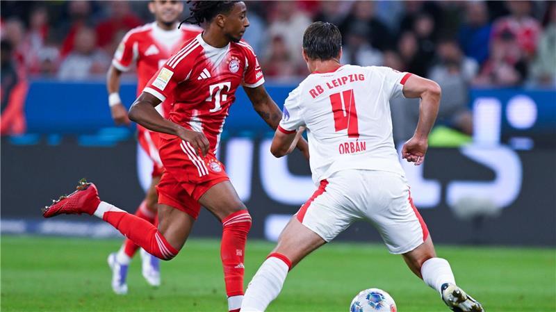Die Bayern rollen los und feiern mit einem Bosse-Handschlag Zu gut für alle Leipziger: Michael Olise (l) lässt Willi Orban stehen. Bayerns Flügelstürmer traf doppelt und erzielte auch das erste Saisontor.