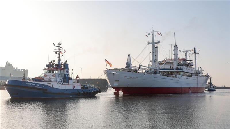 Zu ihrem Liegeplatz in der Werft wurde die „Cap San Diego“ mit Hilfe von Schleppern gebracht.