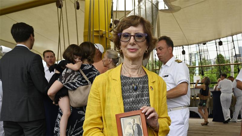 Zu ihrer Einbürgerunszeremonie bringt Carolyn Oliner ein Bild ihrer Großeltern mit, denen 1941 formell die Staatsangehörigkeit aberkannt wurde. Beide werden später in Auschwitz ermordet.