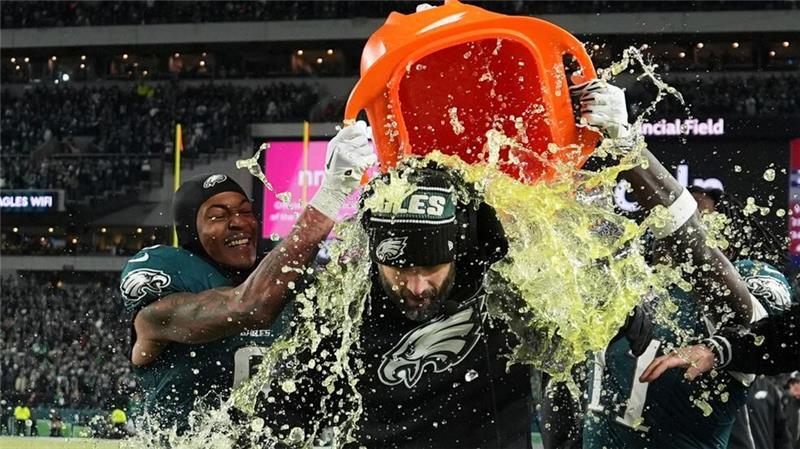 Zu jedem ordentlichen Jubel über eine Football-Meisterschaft gehört, den Trainer nass zu machen, hier Nick Sirianni von den Philadelphia Eagles nach dem Sieg im NFC Championship gegen die Washington Commanders.