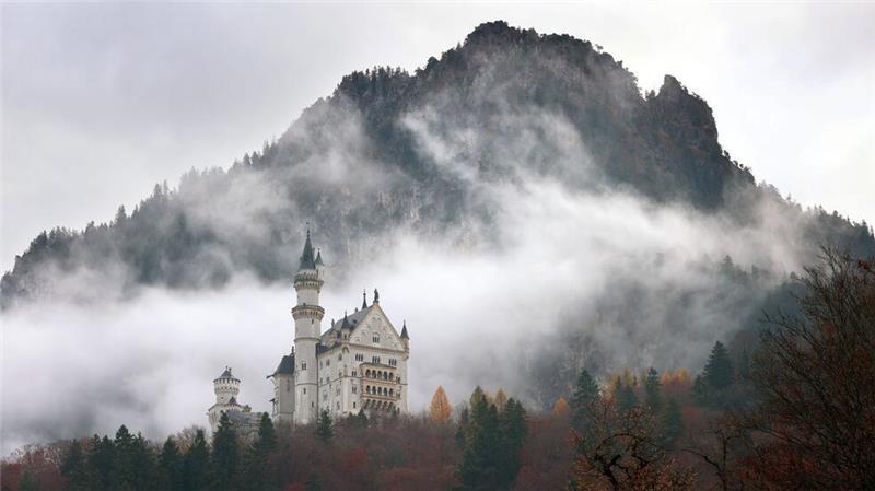 Zu jeder Jahreszeit ein Hingucker: Schloss Neuschwanstein - hier in herbstlicher Landschaft. (Archivbild)