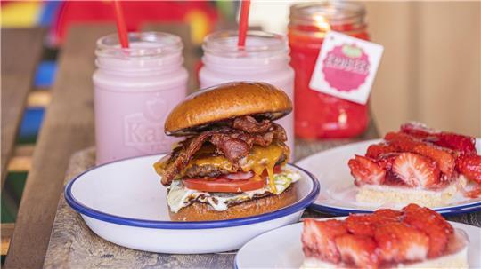 Zu klassischem Erdbeerschnittchen gibt es leckere Erdbeershakes. Der Burger kommt bislang allerdings noch ohne Erdbeeren.