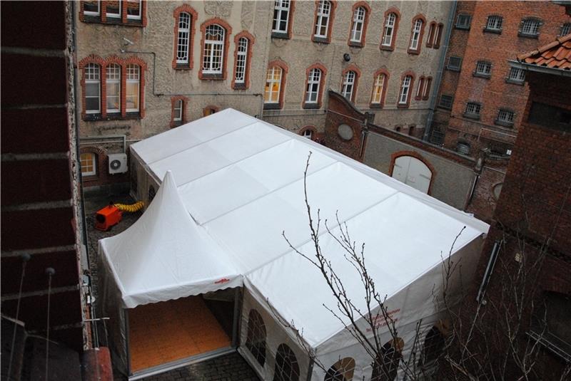 Zu laut, zu kalt, nicht angemessen: Das Zelt im Innenhof des Landgerichts sorgte für Aufregung.