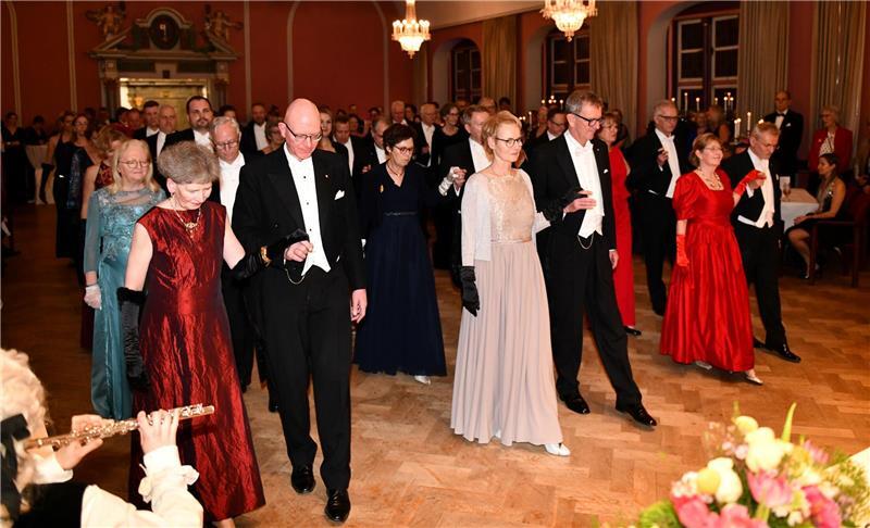 Zu mittelalterlicher Musik tanzen einige Brüder mit ihren Frauen das traditionelle Menuett.