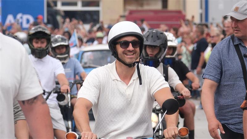 Ulrich Siegmund - gefeiert wie ein Politik-Popstar Zu seinen Simson-Ausfahrten kamen Hunderte mit. (Archivbild)