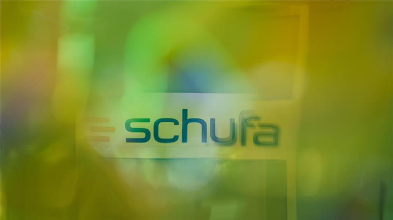 Zu spät gezahlt? Negative Schufa-Einträge bleiben auch nach Begleichung der Rechnung für eine Weile sichtbar.