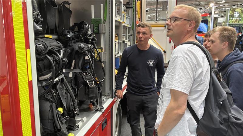 Auf Mission in Hannover: Buxtehuder Wasserretter rüsten sich Zu teuer und zu schwer: Der Taucherwagen der Berufsfeuerwehr Lübeck kostet 480.000 Euro, Berufsfeuerwehrmann Hermann Schneider erklärt den Ituri-Ausbau.