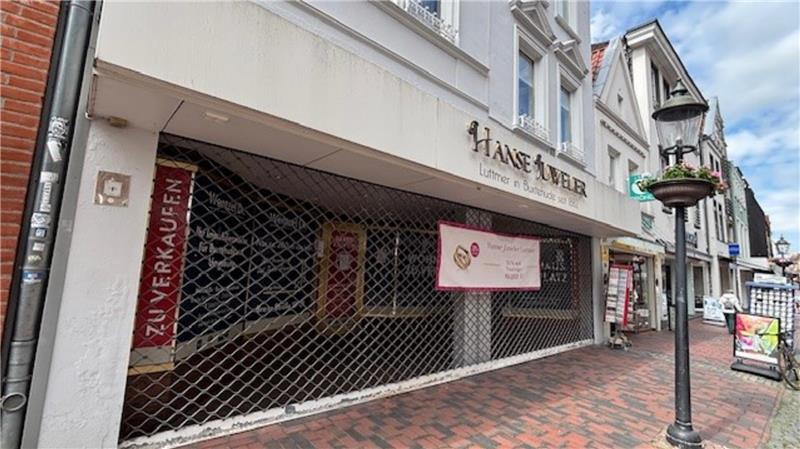„Zu verkaufen“ ist zwar noch im Schaufenster zu lesen: Das frühere Gebäude des Juweliers Luttmer in der Langen Straße hat aber mittlerweile einen neuen Eigentümer.