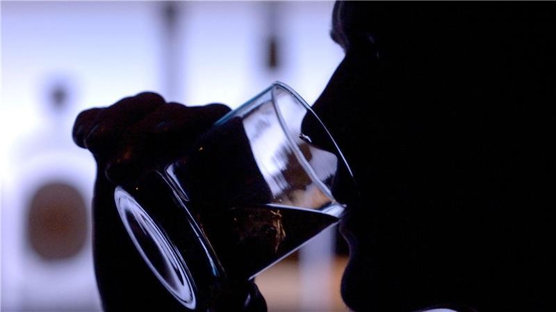 Alkoholkonsum: So wird man „trocken“ Ein Mann trinkt Alkohol aus einem Tumbler.