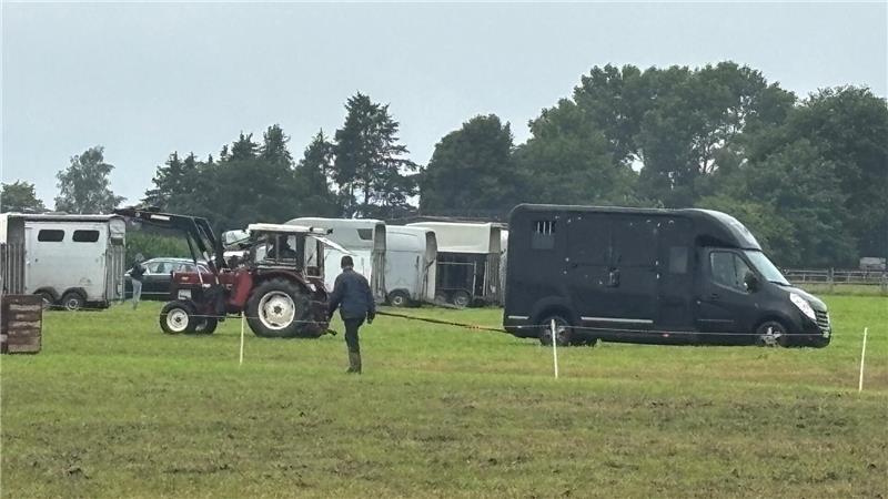 Zu viel Regen: Auf dem Parkplatz sind am Sonntag Trecker und Abschleppseil im Einsatz.