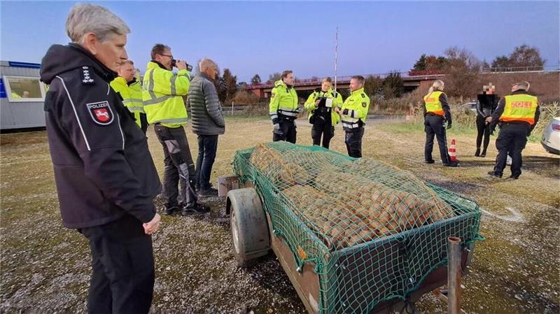 Großkontrolle in Loxstedt: Bekifft, ohne Führerschein und mit Messer Zu viele Kartoffeln an Bord? Zugelassen ist der Anhänger für 400 Kilogramm. Da die Beamten das Gewicht nicht überprüfen können, darf der Fahrer weiterfahren.