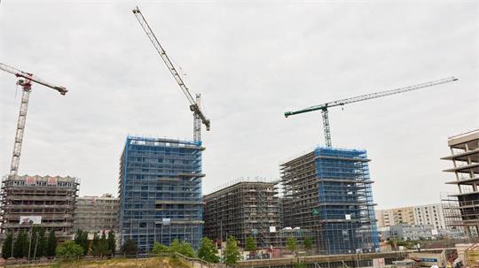 Zu viele Normen machten das Bauen in Deutschland zu kompliziert und teuer, kritisieren zwei Bauforschungsinstitute. (Archivbild)