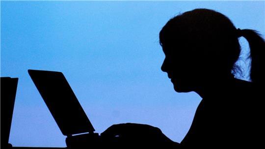 Zu viele digitale Gespräche können schädlich für die Sprachentwicklung von Kindern sein, heißt es von der Krankenkasse. (Symbolfoto)