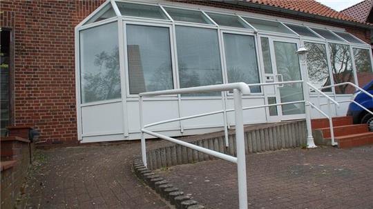 Zu wenig Parkplätze für die Patienten: das MVZ in der Lindenstraße in Beckdorf.