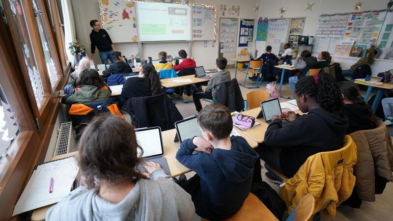 Lehrermangel setzt sich fort: Zu wenig Nachwuchskräfte für Bremerhaven Zu wenig Referendare sind bereit, ihre Ausbildung zum Lehrer in Bremerhaven in zu machen. Die Stadt fordert deshalb finanzielle Anreize.