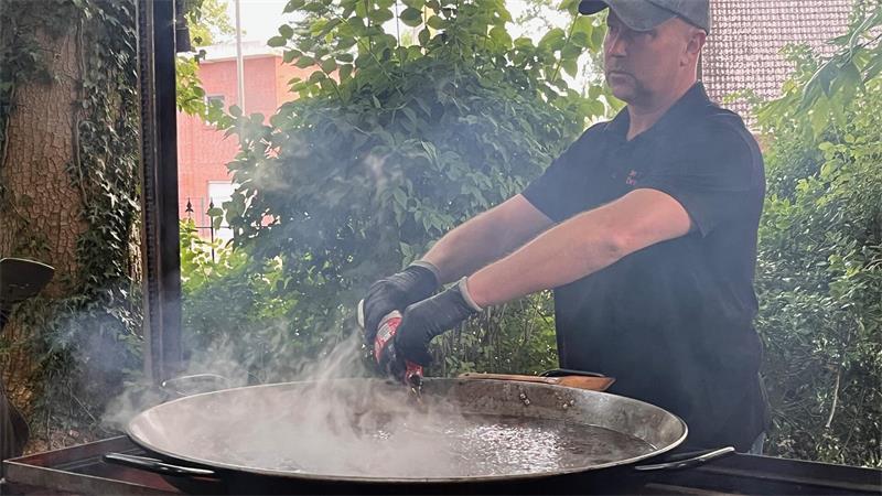 Raffinesse vom Rost: Wie die Barbecue-Fans für Grill-Genuss sorgen Zucker gehört in jede gute BBQ-Sauce, sind sich die Kenner einig. Zum Beispiel als Cola.