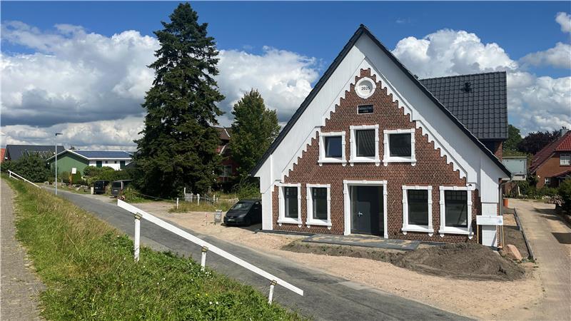 Altländer wollen alte Häuser durch neues Leben retten Zuckerbäckerstil: Der Verein Baukultur und die Besucher fällten ein negatives Urteil zur neuen Giebelverkleidung dieses Hauses in Mittelnkirchen.
