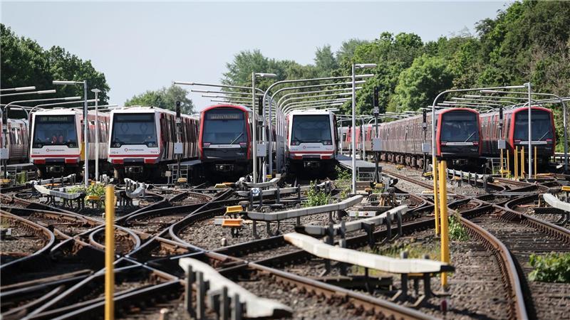 Züge der Hamburger Hochbahn warten auf ihre Reinigung