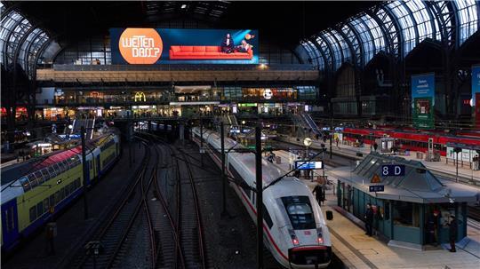Züge des Regional- und Fernverkehrs fielen aus oder hatten Verspätungen. (Archivbild)