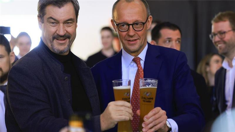 Zünftig mit Bier - Unions-Kanzlerkandidat Friedrich Merz und CSU-Chef Markus Söder beim bayerischen Weißwurst-Essen