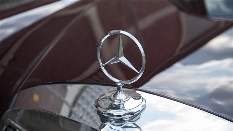 Filmreife Flucht: Autofahrer türmt in Buxtehude vor Polizeikontrolle Zuerst mit seinem Mercedes und dann zu Fuß ist ein Buxtehuder vor der Polizei getürmt. (Symbolbild)