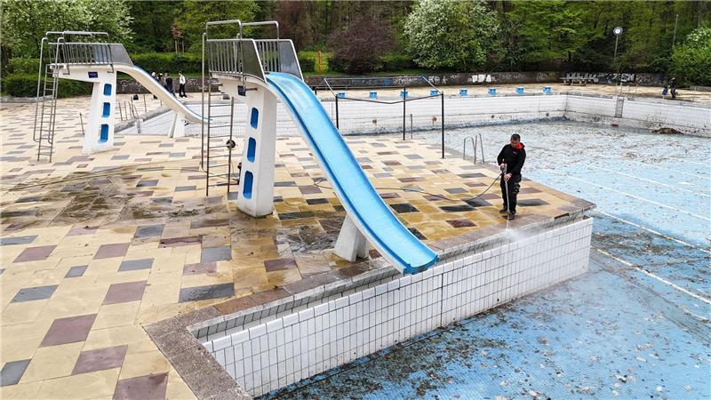 Vorbereitungen für Freibadsaison laufen auf Hochtouren Zuerst müssen die Becken gesäubert werden.