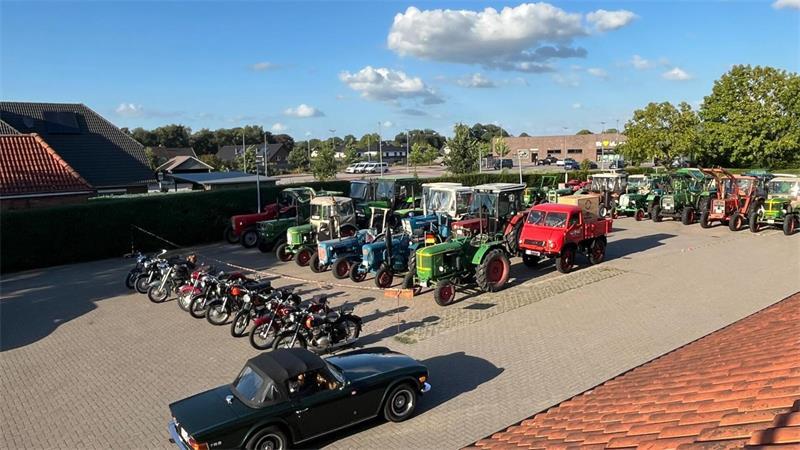 Zufällig trafen sich an diesem Tag auch Oldtimer-Motorrad- sowie Auto-Clubs.