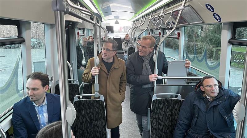 Bitte einsteigen: Drei neue Elektrobusse fahren durch den Kreis Stade Zufrieden: Landrat Kai Seefried und KVG-Geschäftsführer Jan Behrendt (stehend) mit Kollegen bei der ersten Fahrt im neuen Elektrobus.