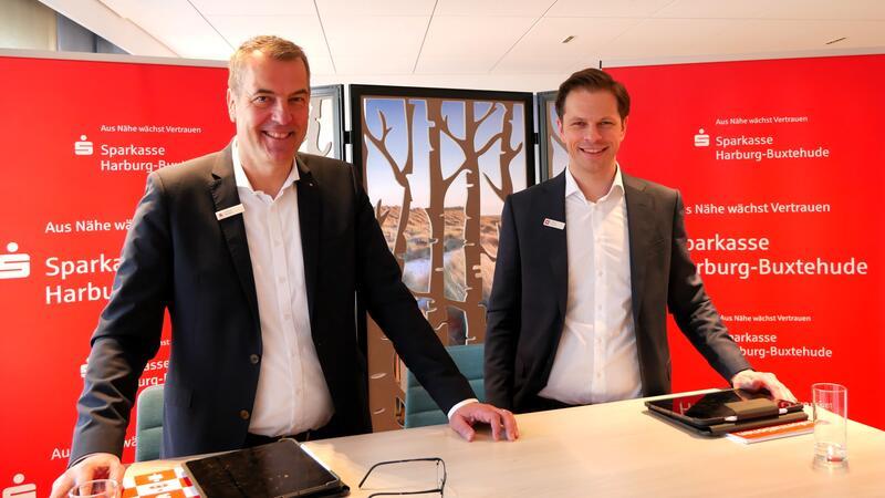 Zufrieden in einem schwierigen wirtschaftlichen Umfeld: Andreas Sommer, Vorstandsvorsitzender der Sparkasse Harburg-Buxtehude, und Frederik Schröder, seit Januar 2024 Vertriebsvorstand.