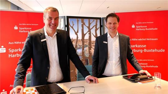 Zufrieden in einem schwierigen wirtschaftlichen Umfeld: Andreas Sommer, Vorstandsvorsitzender der Sparkasse Harburg-Buxtehude, und Frederik Schröder, seit Januar 2024 Vertriebsvorstand.