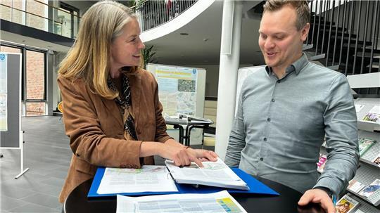 Zufrieden nach zwei Jahren Arbeit: Stadtbaurätin Michaela Springhorn und Marvin Knabe.