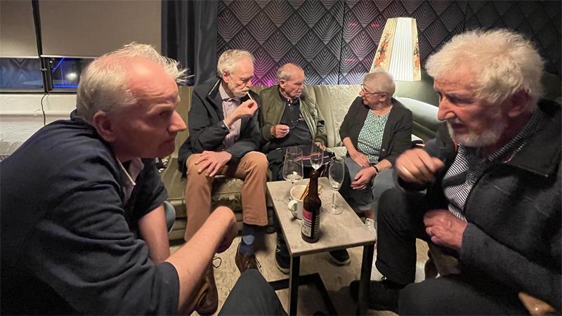 Erleichterter Wahlsieger in Buxtehude – doch jetzt wird es kompliziert Zufrieden oder unzufrieden? Letzte Gespräche im Deck 2 in Buxtehude: Wilfried Peper (rechts), langjähriger Ratsherr der BBG, und Marc Höper, Sprecher der Buxtehuder Schuleltern, diskutieren das Wahlergebnis.