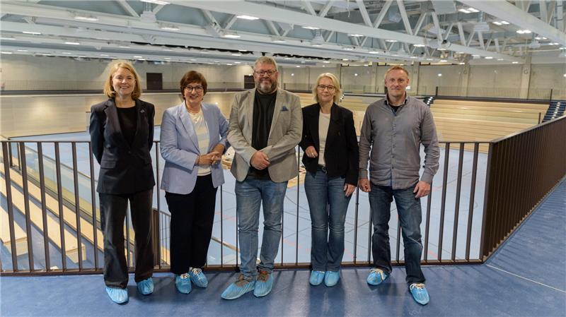 Zufriedene Gesichter: Stadtbaurätin Michaela Springhorn, Bürgermeisterin Katja Oldenburg-Schmidt, Erster Stadtrat Ralf Dessel, Fachbereichsleiterin Claudia Blaß und René Kayser, Koordinator der Hausmeister (von links).