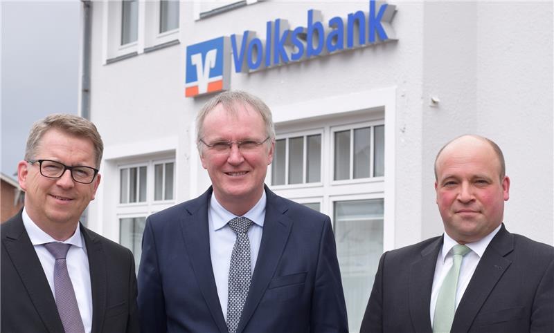 Zufriedene Gesichter bei Vorstand Joachim Fecht, Niederlassungsleiter Dietmar Bruß und Privatkundenleiter Björn Großmann. Foto von Borstel