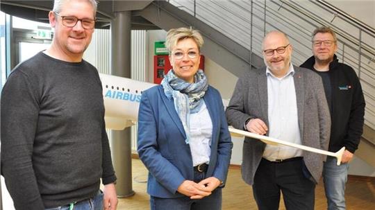 Zufriedene Gesichter bei der IG Metall und beim Airbus-Betriebsrat (von links): der IG-Metall-Bevollmächtigte in der Wesermarsch Jochen Luitjens, Kristina Thurau-Vetter, beim IG-Metall-Bezirk Küste für Luft- und Raumfahrt zuständig, IG-Metall-Bezirksleiter Daniel Friedrich und der Airbus-Betriebsratsvorsitzende Michael Eilers.