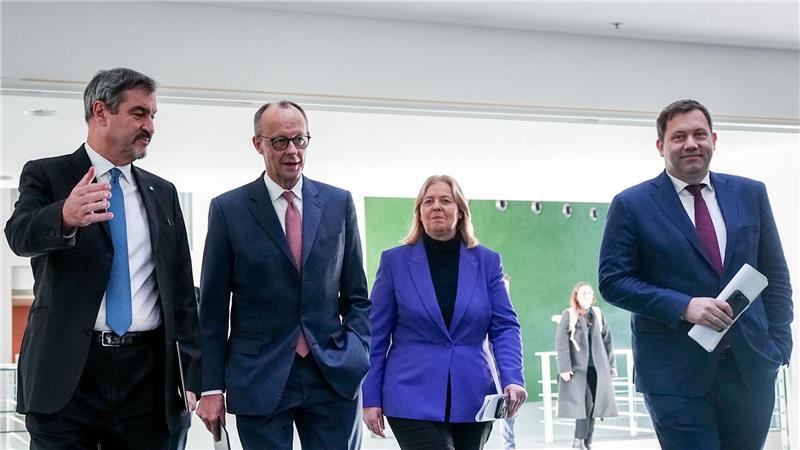 Wo sich die Koalition geeinigt hat - und wo nicht Zufriedene Gesichter nach langer Nachtsitzung: Die Koalition einigt sich bei mehreren Streitthemen.