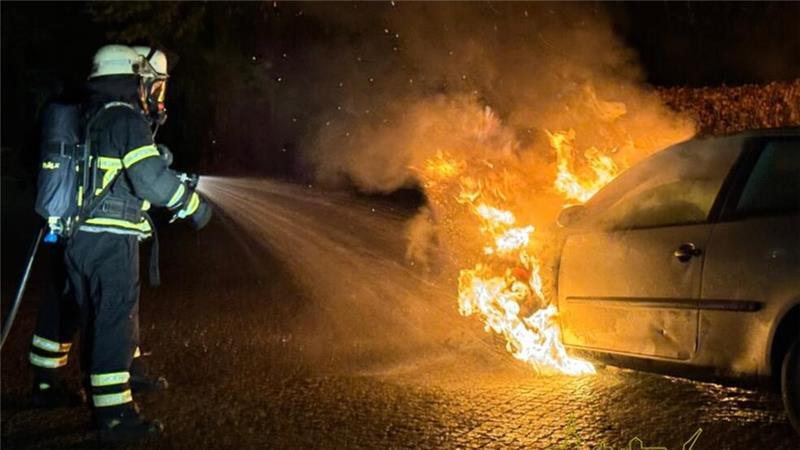 Helle Flammen schießen aus Auto in Stade Zug I der Stader Feuerwehr hat den Brand rasch unter Kontrolle.