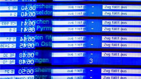 „Zug fällt aus“ ist auf einer Anzeige im Hauptbahnhof Hannover zu lesen. 2023 kam das oft vor.