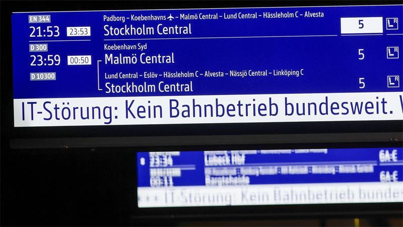 S-Bahn-Ausfall im Kreis Stade – Bahnchaos deutschlandweit Zugausfälle werden auf einer Anzeigetafel im Hamburger Hauptbahnhof angezeigt. Der Verkehr der Deutschen Bahn ist wegen einer Funkstörung bundesweit eingestellt.