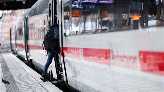 Zugreisende mussten sich auf Ausfälle und Verspätungen im Zugverkehr um Hamburg einstellen. (Symbolbild)
